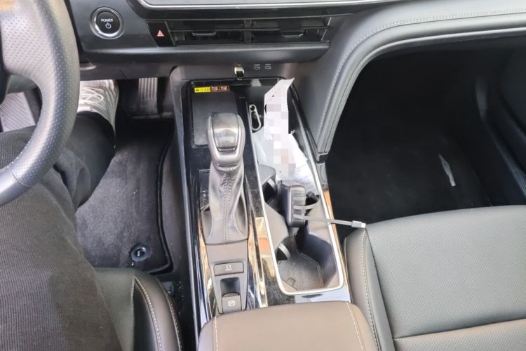 Used Toyota Camry 2025 Dual-Motor 2.0 HG Guanghui Edition Gear Lever