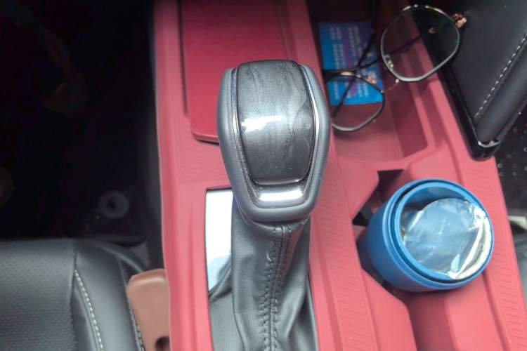 Used Toyota Camry 2025 Dual-Motor 2.0 HG Guanghui Edition Gear Lever