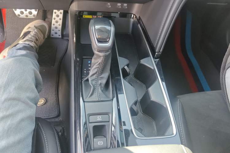 Used Toyota Camry 2025 Dual-Motor 2.0 HG Guanghui Edition Gear Lever