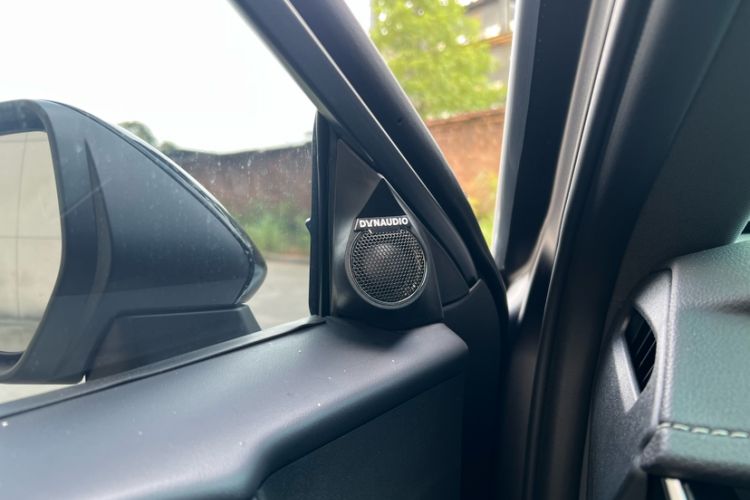 Used Toyota Camry 2025 Dual-Motor 2.0 HXS Glory Edition Audio And AC Panel