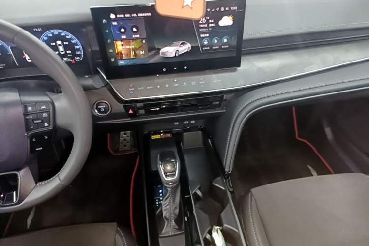 Used Toyota Camry 2025 Dual-Motor 2.0 HXS Glory Edition Audio And AC Panel