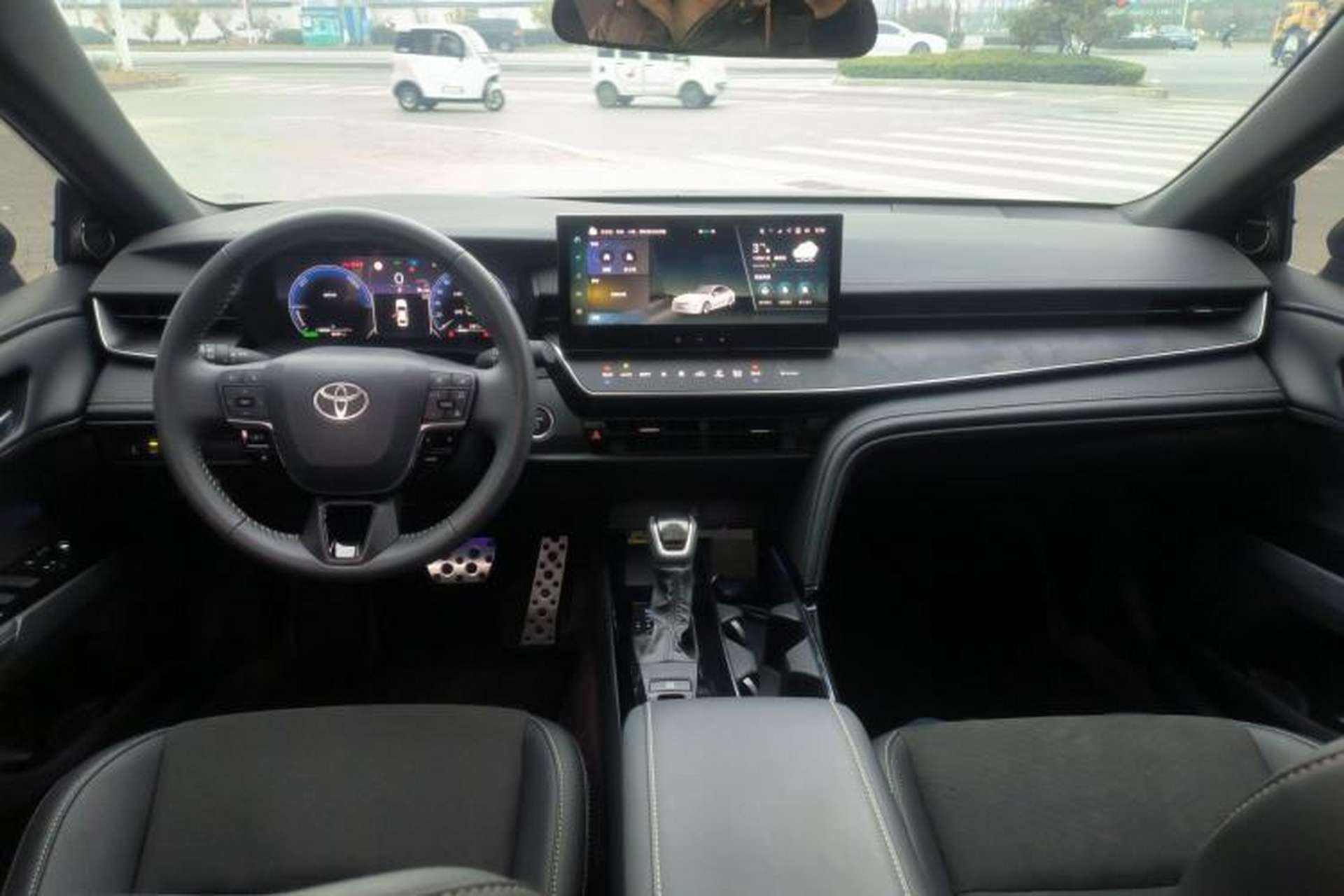 Used Toyota Camry 2025 Dual-Motor 2.0 HXS Glory Edition Center Console