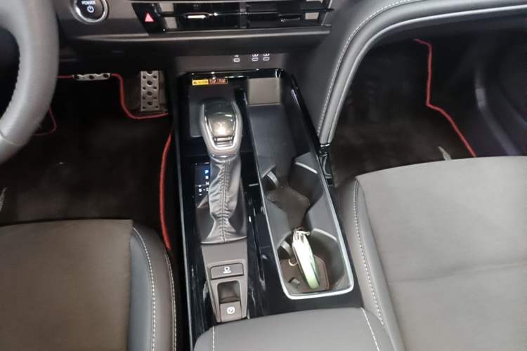 Used Toyota Camry 2025 Dual-Motor 2.0 HXS Glory Edition Gear Lever