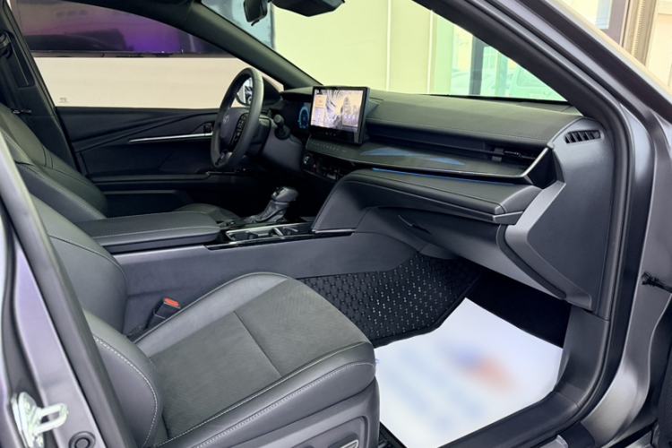 Used Toyota Camry 2025 Dual-Motor 2.0 HXS Glory Edition Interior 4