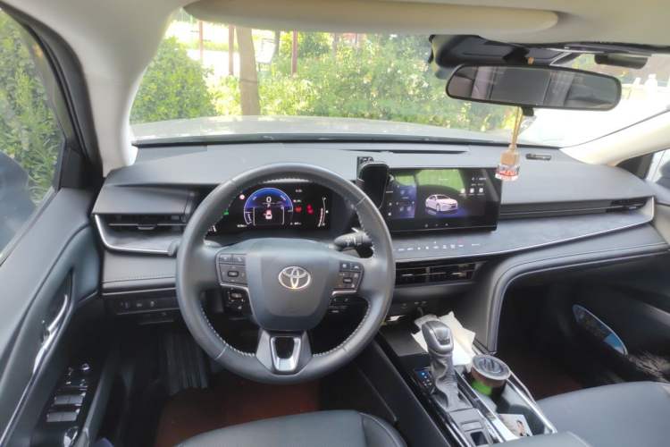 Used Toyota Camry 2025 Dual-Motor 2.0 HG Guanghui Edition Center Console