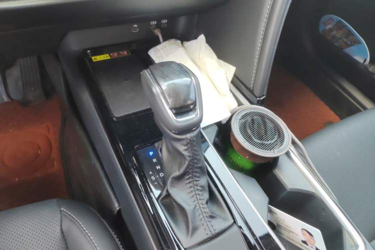 Used Toyota Camry 2025 Dual-Motor 2.0 HG Guanghui Edition Gear Lever