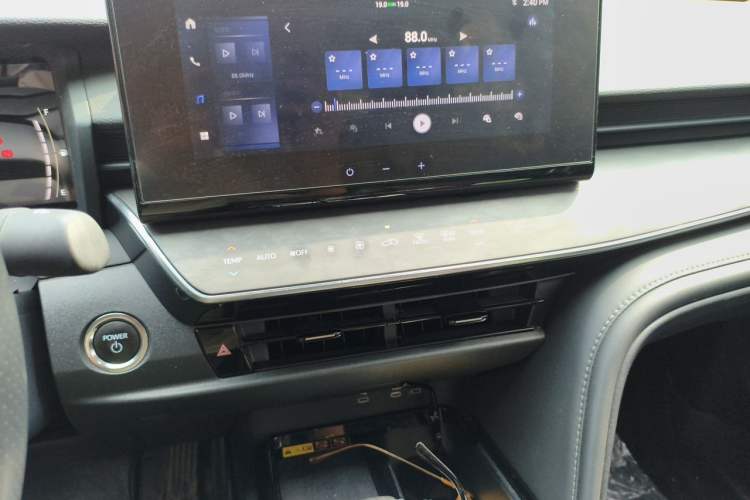 Used Toyota Camry 2025 Dual-Motor 2.0 HG Guanghui Edition Audio And AC Panel