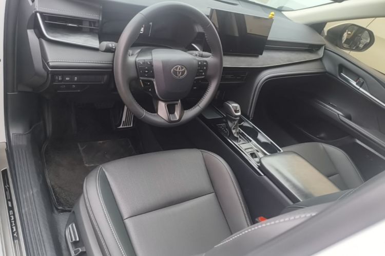 Used Toyota Camry 2025 Dual-Motor 2.0 HG Guanghui Edition Center Console