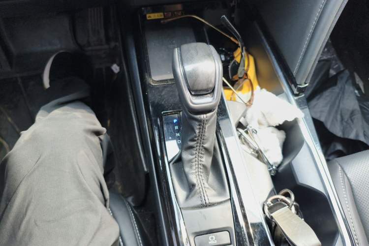 Used Toyota Camry 2025 Dual-Motor 2.0 HG Guanghui Edition Gear Lever