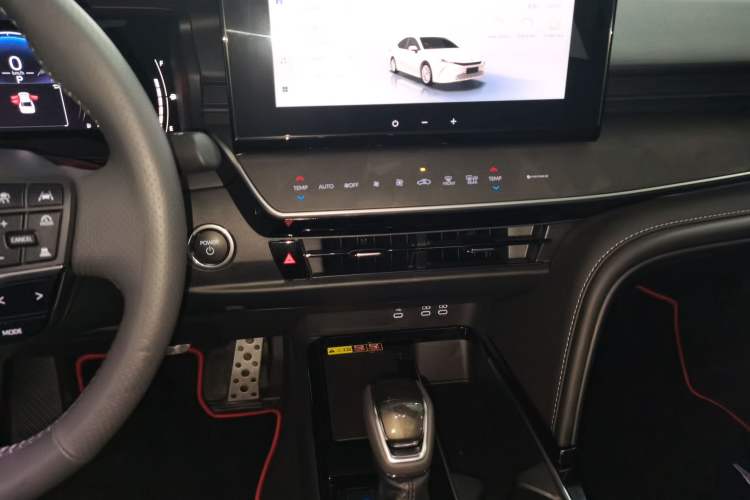 Used Toyota Camry 2026 Model Dual-Engine 2.0HSE Sport Lite Edition Audio And AC Panel