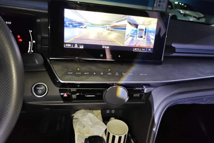 Used Toyota Camry 2026 Model Dual-Engine 2.0HGVP Luxury Edition Audio And AC Panel