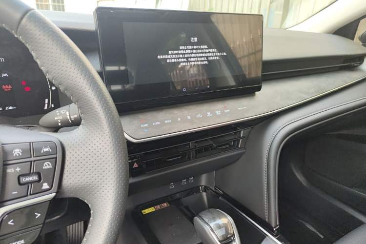 Used Toyota Camry 2026 Model Dual-Engine 2.0HGVP Luxury Edition Audio And AC Panel