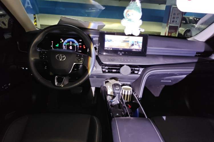 Used Toyota Camry 2026 Model Dual-Engine 2.0HGVP Luxury Edition Center Console