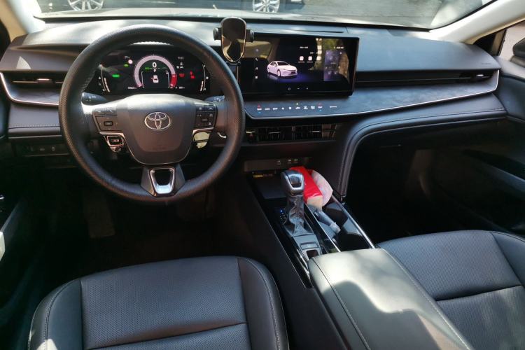 Used Toyota Camry 2026 Model Dual-Engine 2.0HGVP Luxury Edition Center Console