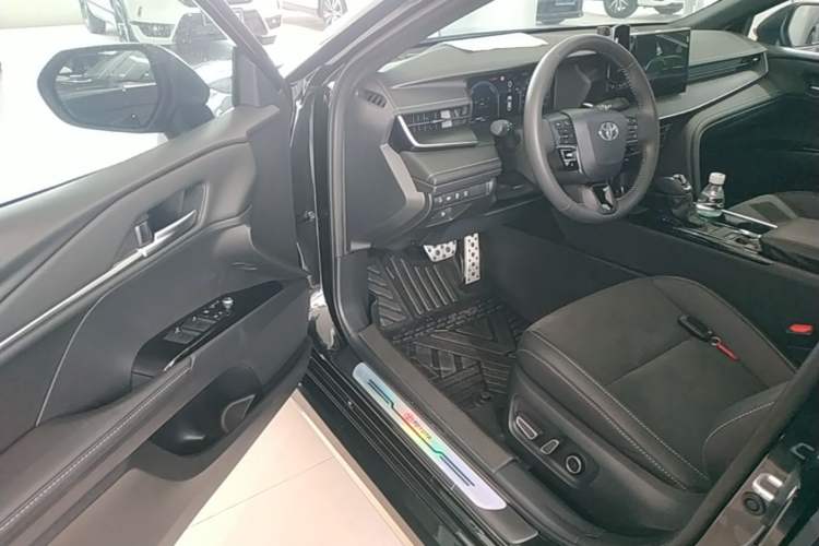 Used Toyota Camry 2026 Model Dual-Engine 2.0HXS Sport Plus Edition Driver Seat