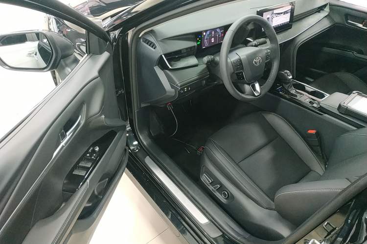 Used Toyota Camry 2026 Model Dual-Engine 2.0HGVP Luxury Edition Driver Seat