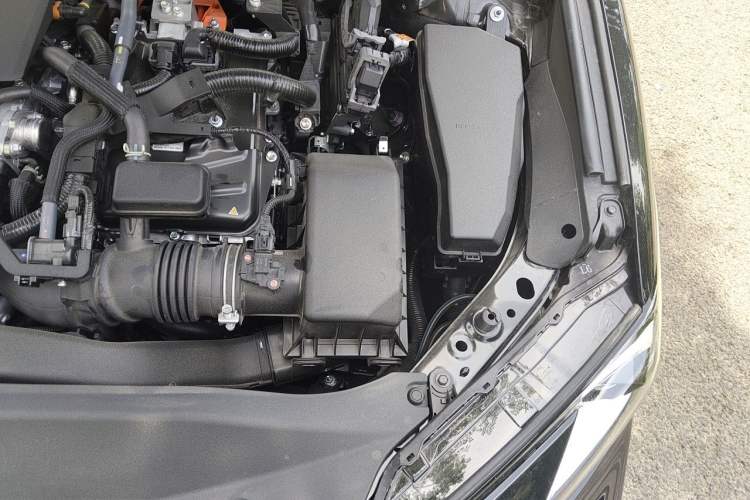 Used Toyota Camry 2026 Model Dual-Engine 2.0HSE Sport Lite Edition Engine Bay Left