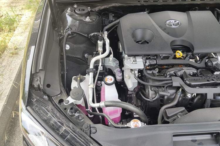 Used Toyota Camry 2026 Model Dual-Engine 2.0HSE Sport Lite Edition Engine Bay Right
