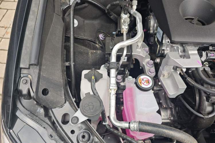 Used Toyota Camry 2026 Model Dual-Engine 2.0HSE Sport Lite Edition Engine Bay Right