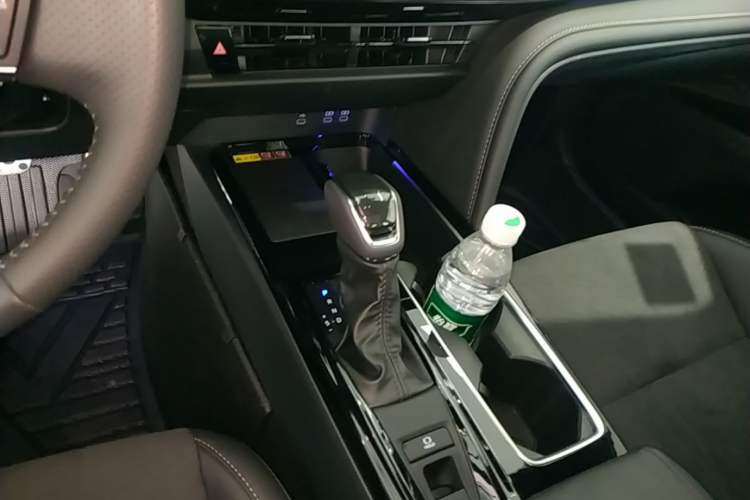 Used Toyota Camry 2026 Model Dual-Engine 2.0HXS Sport Plus Edition Gear Lever