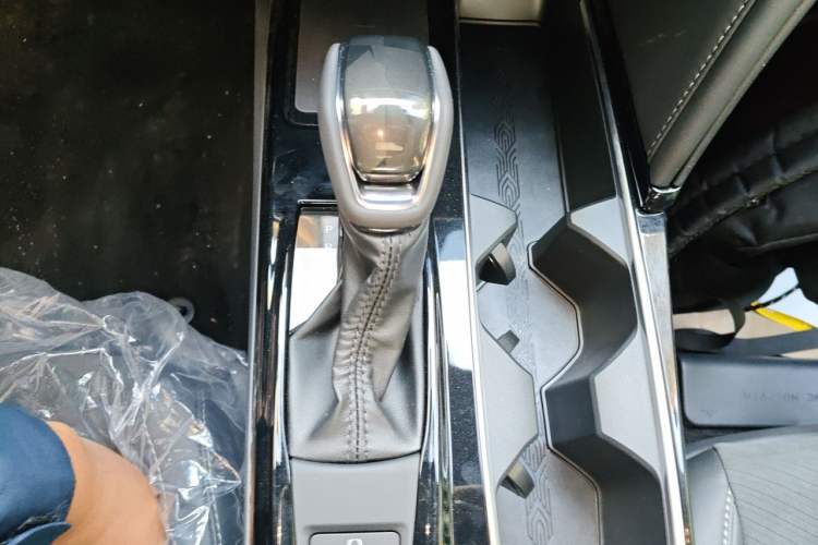 Used Toyota Camry 2026 Model Dual-Engine 2.0HXS Sport Plus Edition Gear Lever