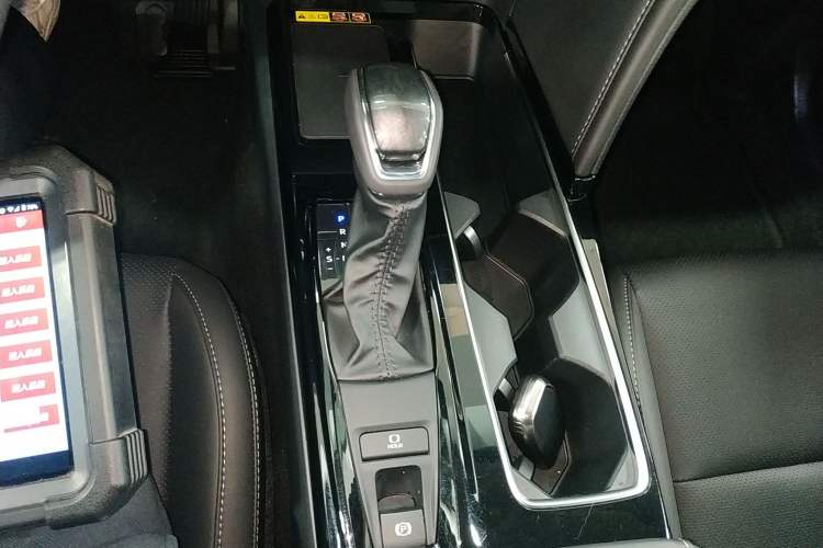 Used Toyota Camry 2026 Model Dual-Engine 2.0HGVP Luxury Edition Gear Lever