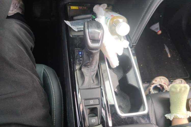 Used Toyota Camry 2026 Model Dual-Engine 2.0HGVP Luxury Edition Gear Lever