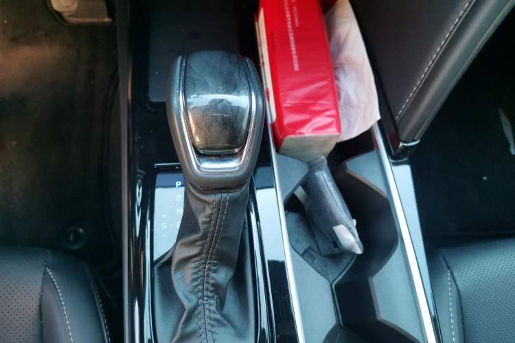 Used Toyota Camry 2026 Model Dual-Engine 2.0HGVP Luxury Edition Gear Lever