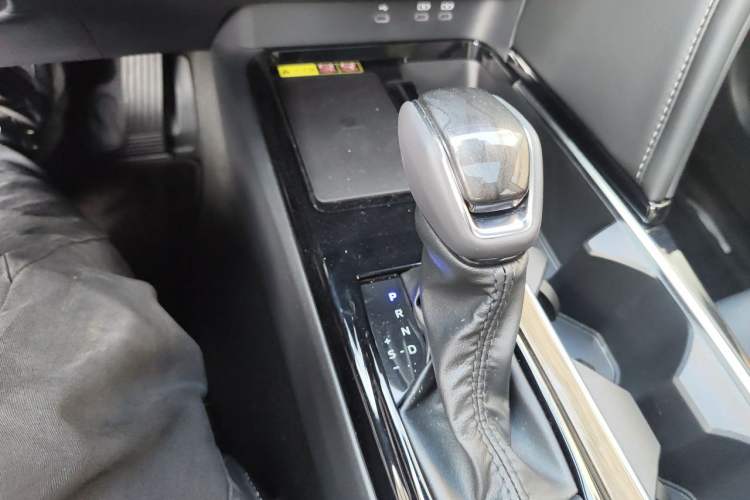 Used Toyota Camry 2026 Model Dual-Engine 2.0HGVP Luxury Edition Gear Lever