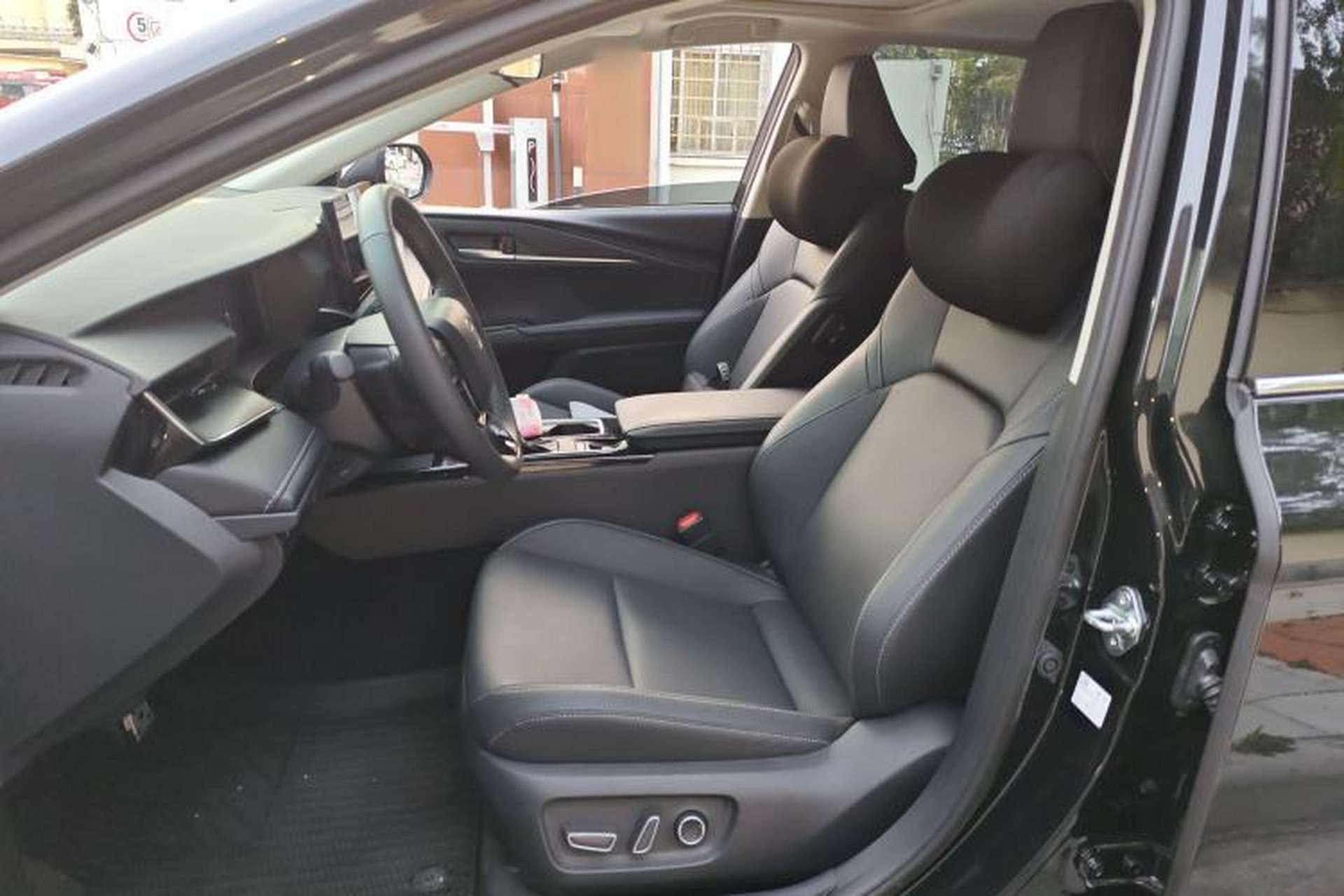 Used Toyota Camry 2026 Model Dual-Engine 2.0HSE Sport Lite Edition Left Front Seat