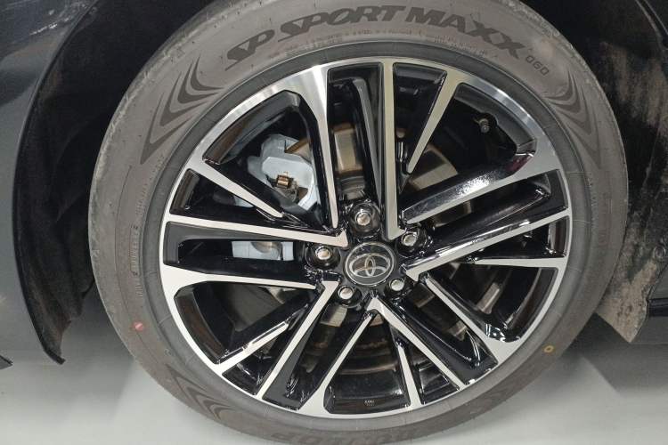 Used Toyota Camry 2026 Model Dual-Engine 2.0HSE Sport Lite Edition Left Front Wheel Hub