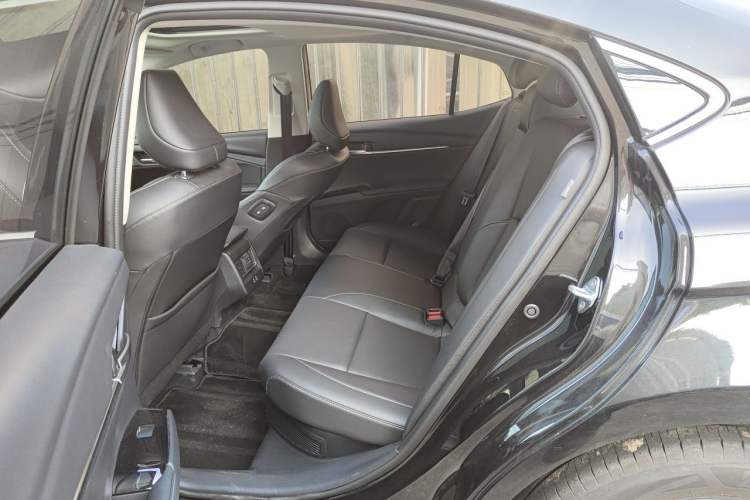 Used Toyota Camry 2026 Model Dual-Engine 2.0HGVP Luxury Edition Left Rear Seat