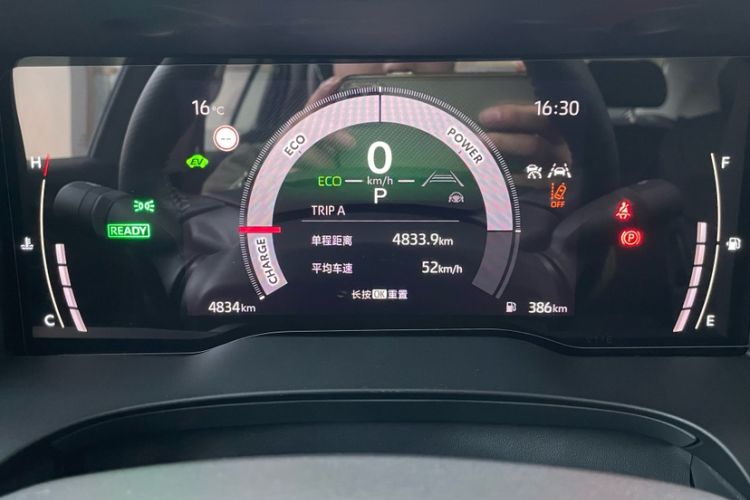Used Toyota Camry 2026 Model Dual-Engine 2.0HSE Sport Lite Edition Odometer Close Up