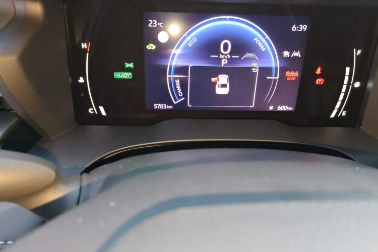 Used Toyota Camry 2026 Model Dual-Engine 2.0HSE Sport Lite Edition Odometer Close Up