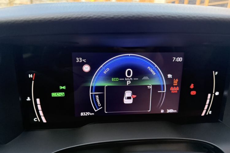 Used Toyota Camry 2026 Model Dual-Engine 2.0HSE Sport Lite Edition Odometer Close Up