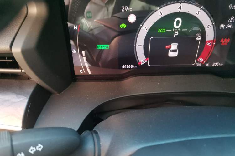 Used Toyota Camry 2026 Model Dual-Engine 2.0HGVP Luxury Edition Odometer Close Up