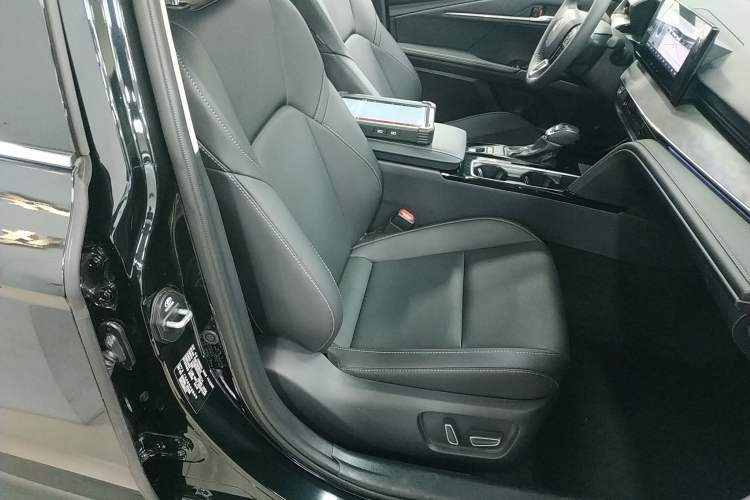 Used Toyota Camry 2026 Model Dual-Engine 2.0HGVP Luxury Edition Right Front Seat