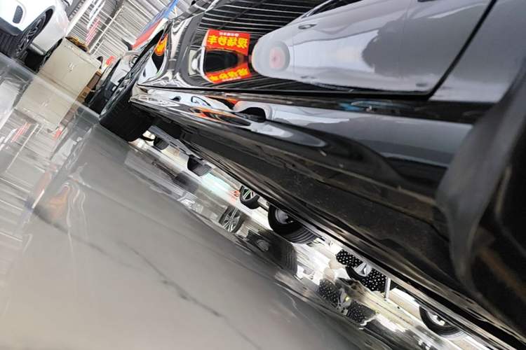 Used Toyota Camry 2026 Model Dual-Engine 2.0HSE Sport Lite Edition Right Side Sill