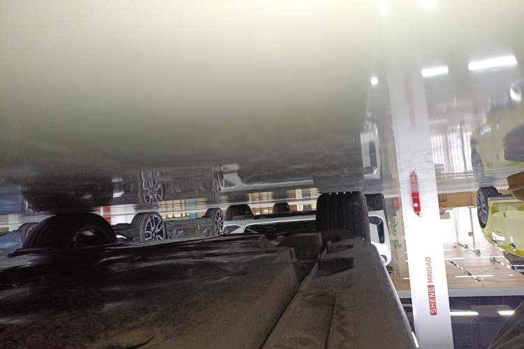 Used Toyota Camry 2026 Model Dual-Engine 2.0HSE Sport Lite Edition Right Side Sill