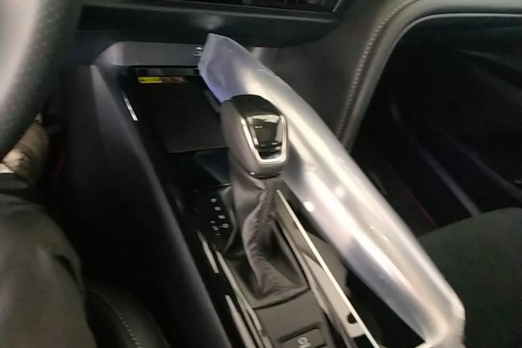 Used Toyota Camry 2026 Model Dual-Engine 2.0HXS Radiant Edition Gear Lever
