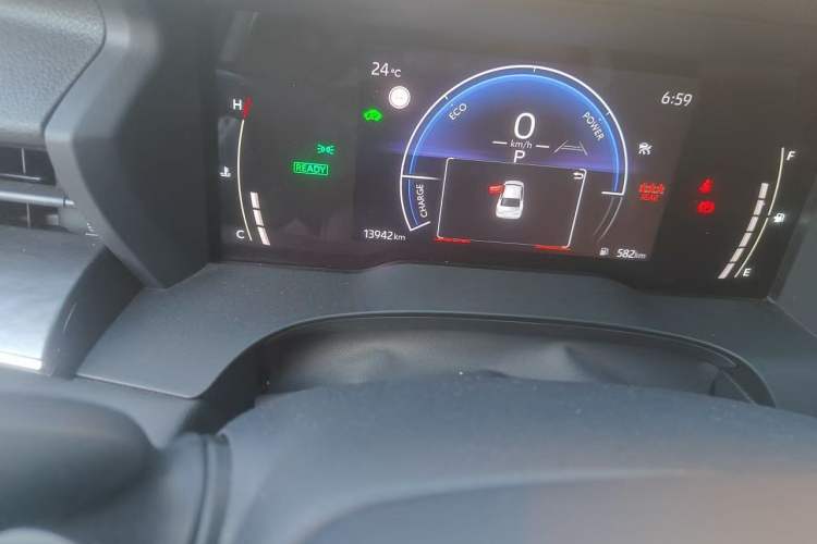 Used Toyota Camry 2026 Model Dual-Engine 2.0HGVP Luxury Edition Odometer Close Up