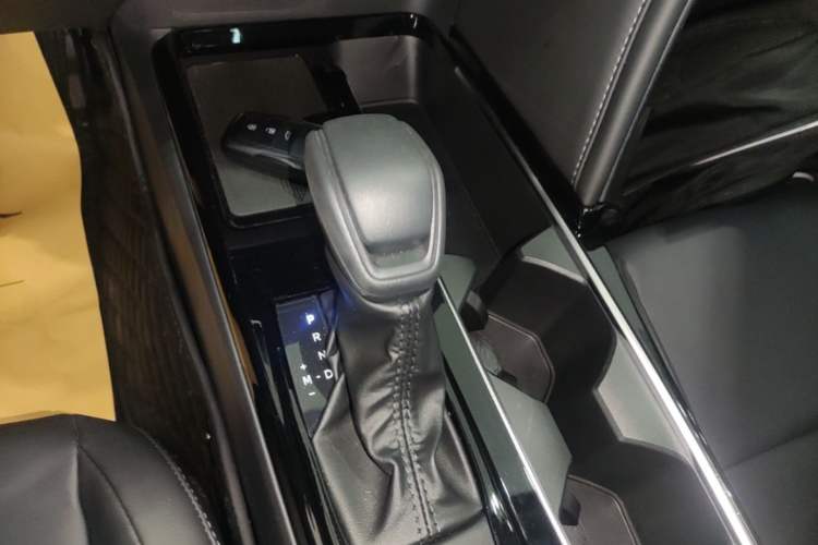 Used Toyota Camry 2026 Model 2.0E Elite Edition Gear Lever