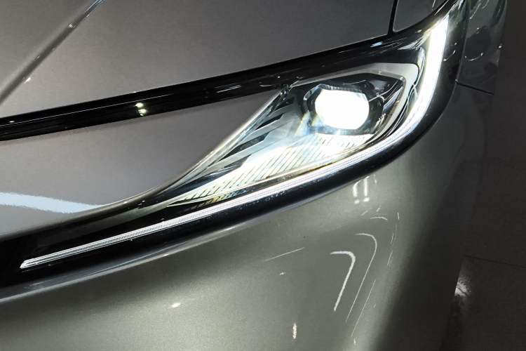 Used Toyota Camry 2026 Model Dual-Engine 2.0HSE Sport Lite Edition Left Front Headlight
