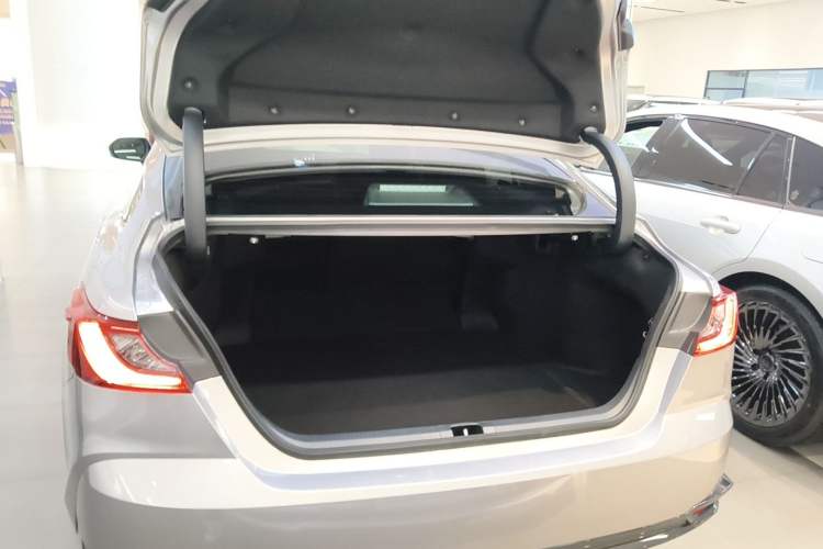 Used Toyota Camry 2026 Model Dual-Engine 2.0HSE Sport Lite Edition Trunk