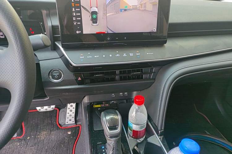 Used Toyota Camry 2026 Model Dual-Engine 2.0HSE Sport Lite Edition Audio And AC Panel
