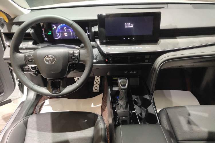 Used Toyota Camry 2026 Model Dual-Engine 2.0HSE Sport Lite Edition Audio And AC Panel