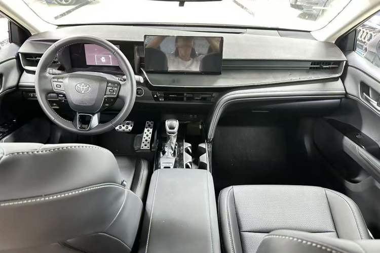 Used Toyota Camry 2026 Model Dual-Engine 2.0HSE Sport Lite Edition Center Console