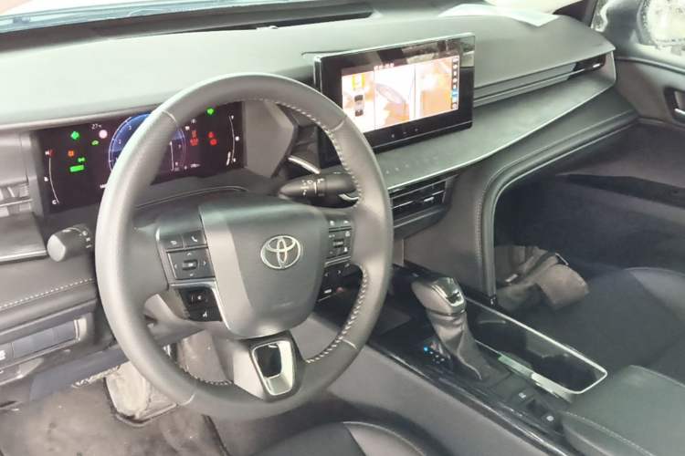 Used Toyota Camry 2026 Model Dual-Engine 2.0HGVP Luxury Edition Center Console