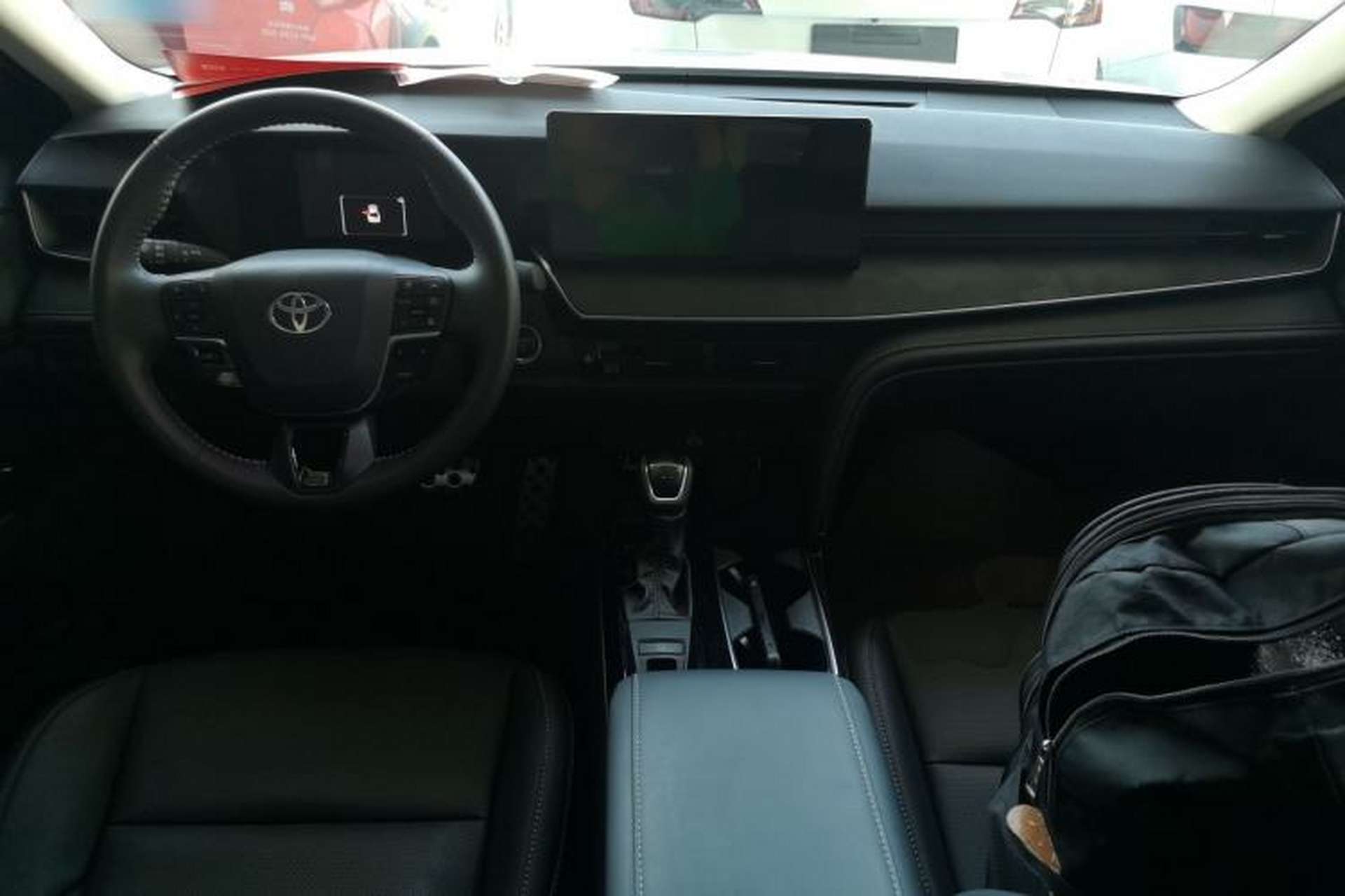 Used Toyota Camry 2026 Model Dual-Engine 2.0HSE Sport Lite Edition Center Console