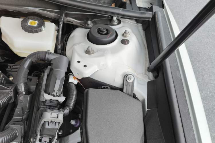 Used Toyota Camry 2026 Model Dual-Engine 2.0HSE Sport Lite Edition Engine Bay Left